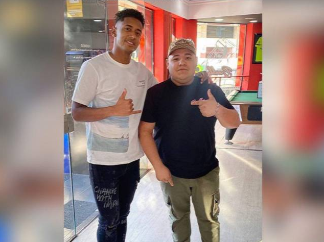 César Merino comparte una gran relación con Antony Lozano desde que el hondureño llegó a la barbería donde trabaja.