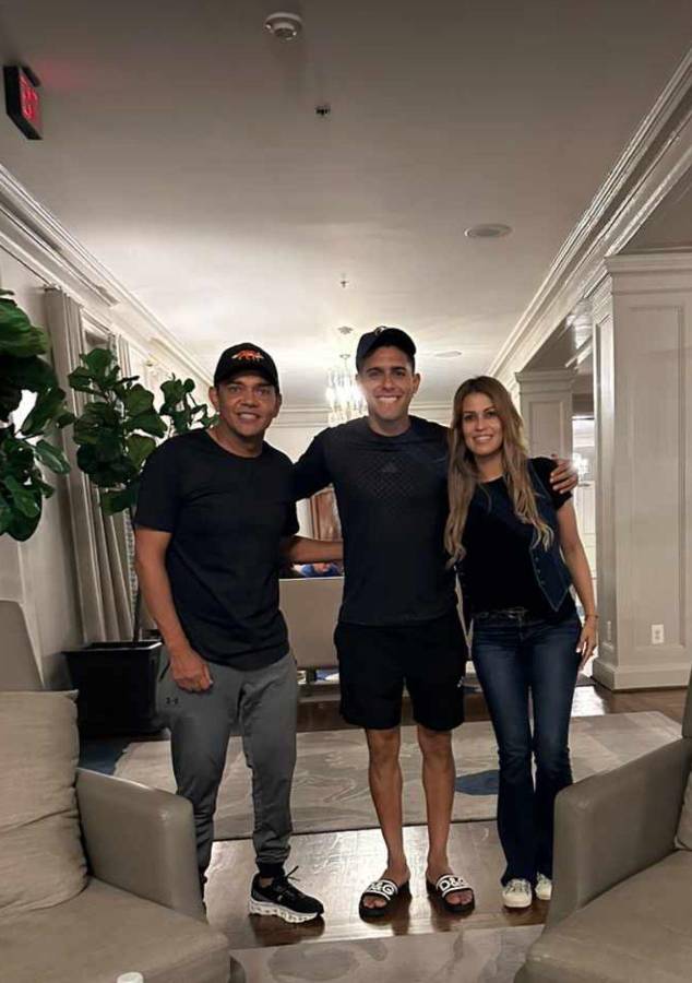 Amado Guevara sorprende a Luis Palma y Brendan Rodgers en la concentración del Celtic tras vencer al Manchester City