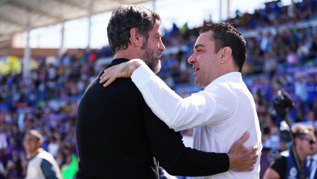 El saludo de Quique Sánchez Flores y Xavi durante el Getafe-Barcelona.