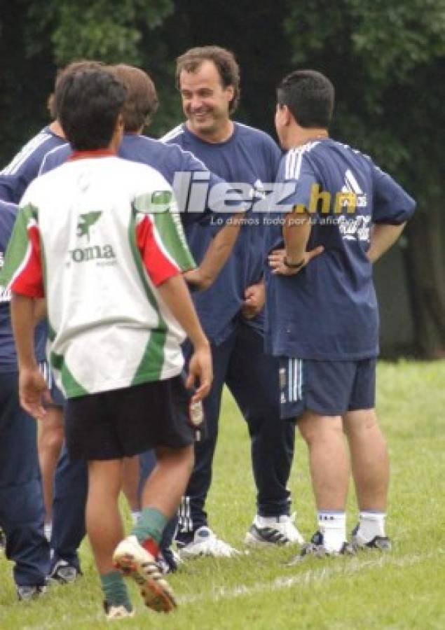 Las fotos que seguramente no habías visto de la visita de Marcelo Bielsa a Honduras en 2003