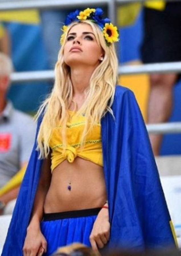 ¡Hizo un Casillas! Zinchenko besa en plena entrevista a Vlada Shcheglova, reportera ucraniana