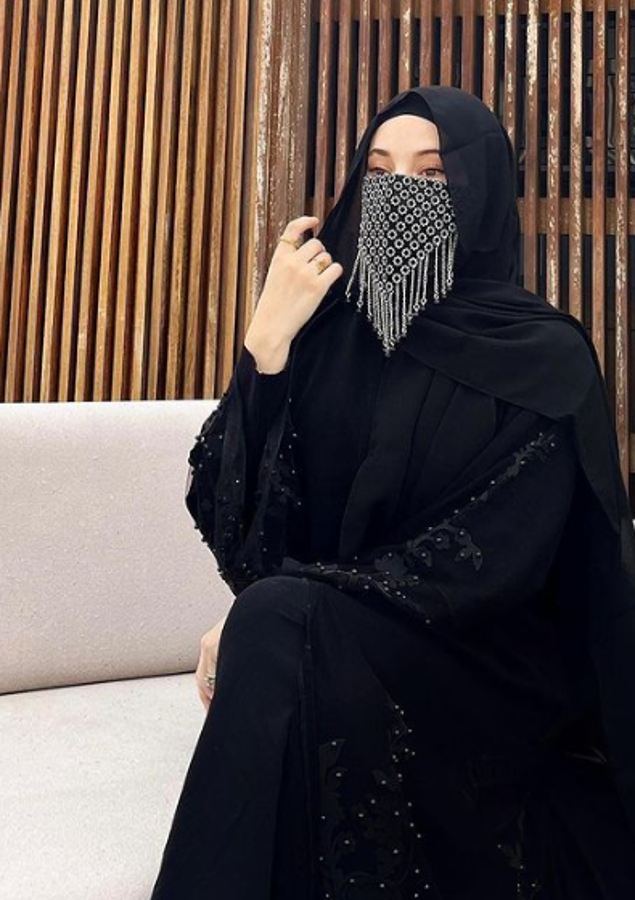 Siempre con el rostro cubierto: la influencer y misteriosa mujer que conquistó a crack del Barcelona