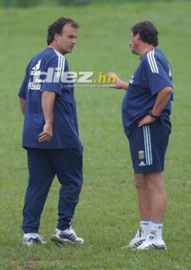 Las fotos que seguramente no habías visto de la visita de Marcelo Bielsa a Honduras en 2003