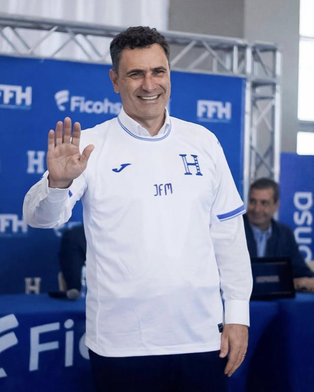 El momento incómodo de Francisco Molina en su presentación como técnico y la única persona que lo acompaña en Honduras