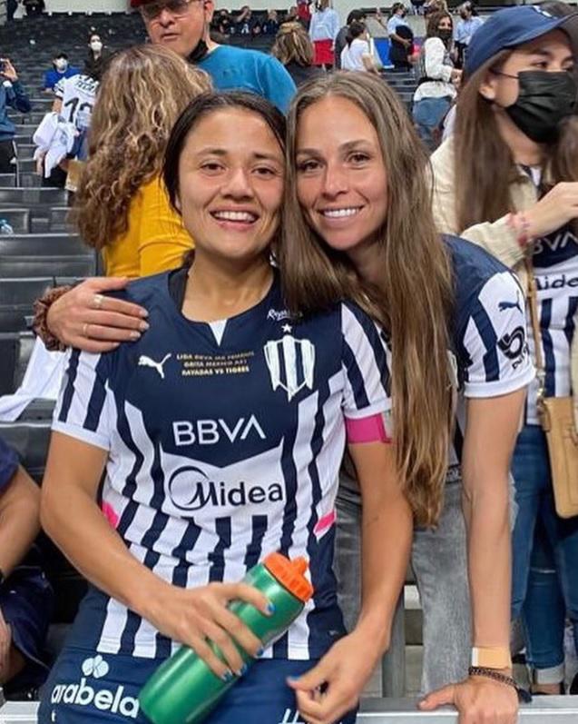 El beso de dos jugadoras tras el título de Monterrey en la Liga MX Femenil; una es futbolista del América