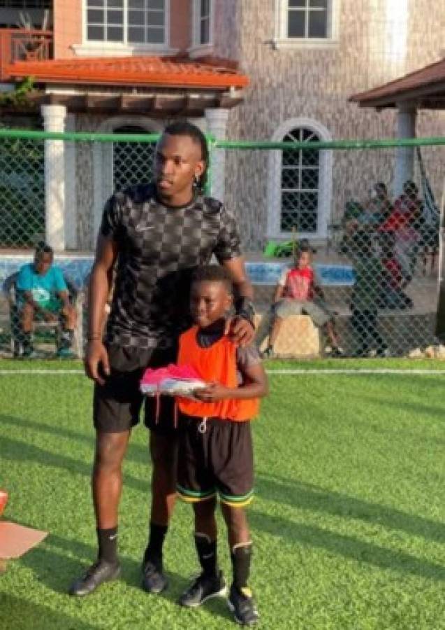 Alberth Elis sorprende a niños de Tela y les regala implementos deportivos