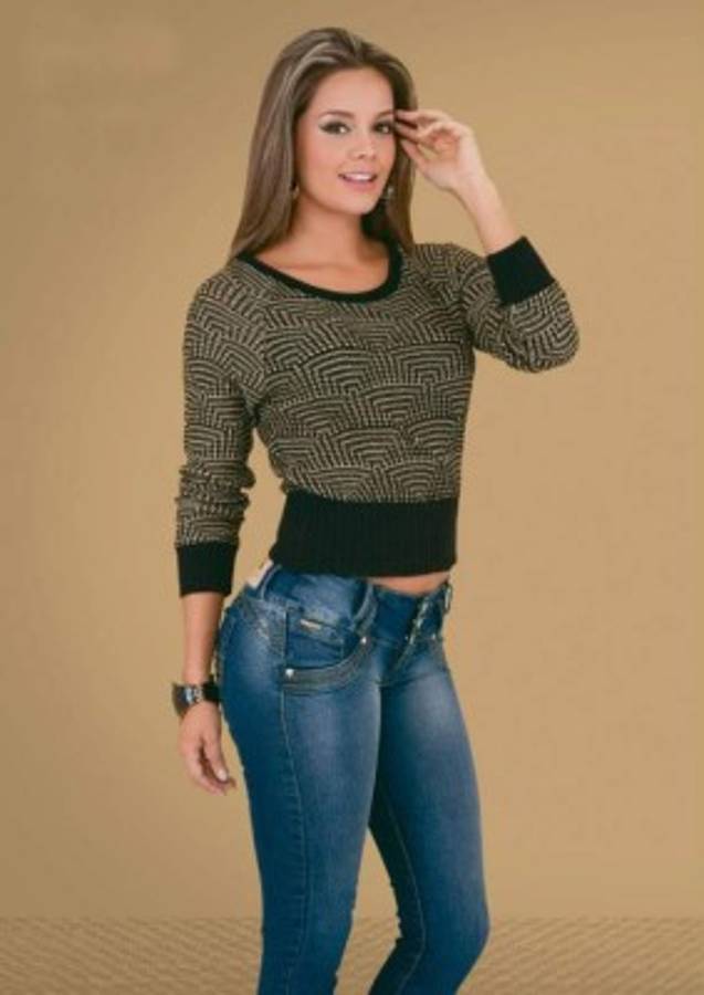 Así es Alejandra Buitrago, sexy periodista que dijo que Messi es colombiano