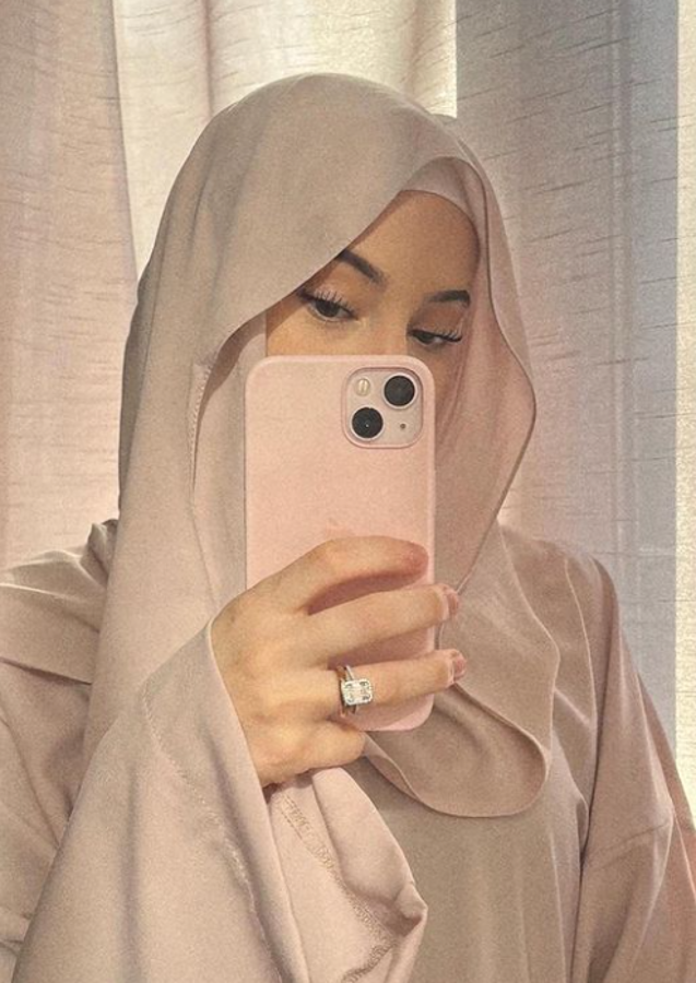 Siempre con el rostro cubierto: la influencer y misteriosa mujer que conquistó a crack del Barcelona