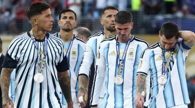 Padre de Mac Allister revela lo que pasó en el vestuario durante la final: Mi hijo me dijo...