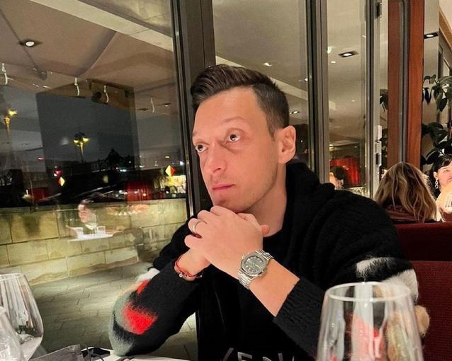 Dueño de equipo, sus propias botas y hasta clínicas: Así es el millonario imperio empresarial que tiene Mesut Ozil