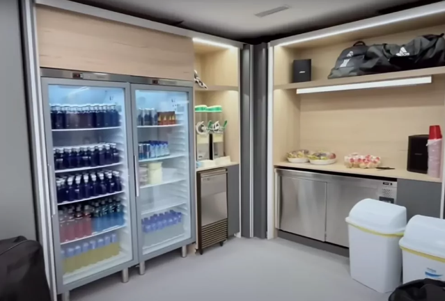 ¿Sin lujos? Así es el nuevo vestuario del Real Madrid en el Bernabéu y el gran invernadero bajo tierra para guardar el césped