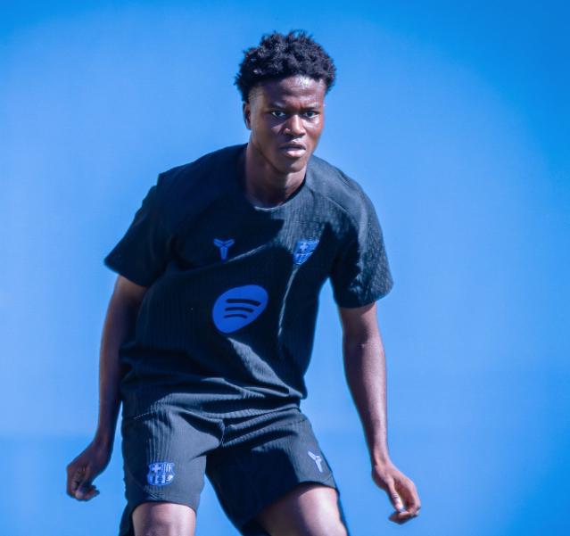 Barcelona: tiene 16 años y puede jugar como central, pivote y extremo; así es la nueva sorpresa de Hansi Flick