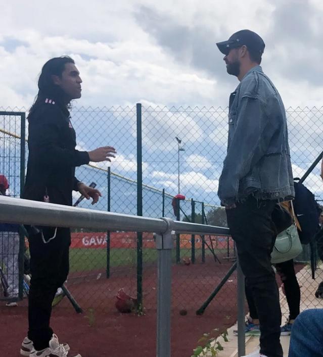 Incómodo momento: Shakira y Piqué estuvieron en un partido de béisbol de su hijo y así fueron captados