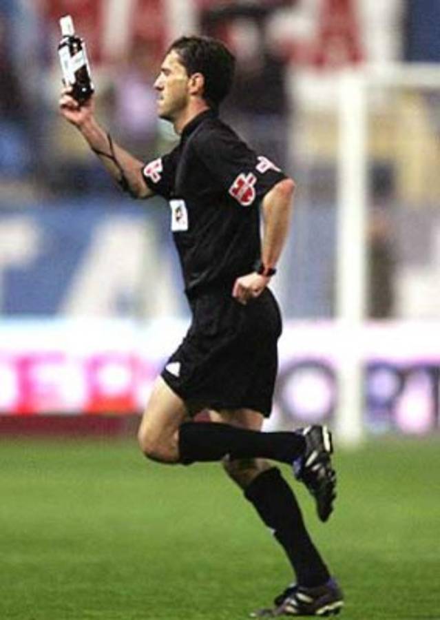 TOP: Las cosas más raras que han lanzado a un campo de fútbol