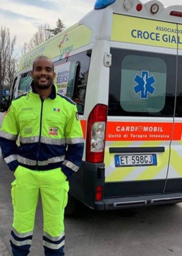 Estrella de rugby en Italia trabaja 13 horas en una ambulancia para luchar contra el coronavirus