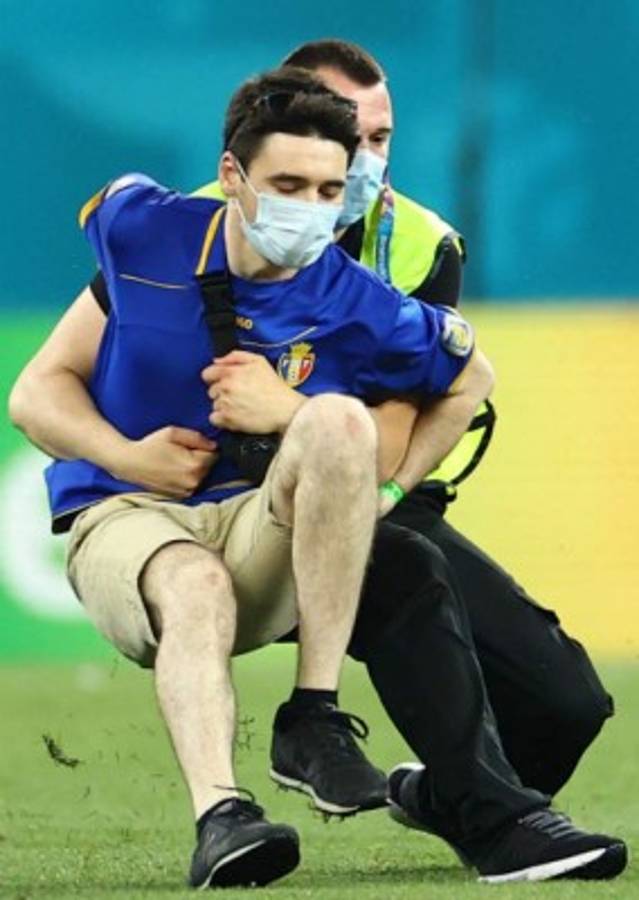 La tristeza de Mbappé, aficionado invade y crack de Suiza no hace caso a Cristiano Ronaldo con la Coca Cola