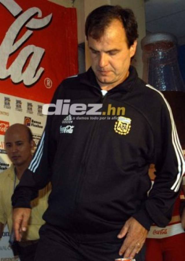 Las fotos que seguramente no habías visto de la visita de Marcelo Bielsa a Honduras en 2003