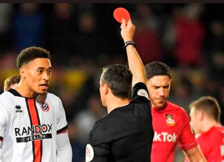 ¿Para qué sirve? La tarjeta roja redonda que mostraron en la FA Cup y