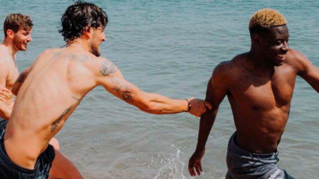 ¡Esto ya es una burla total! Futbolistas del Eintracht Frankfurt festejan clasificación en la playa de Barcelona: Siguen en las nubes