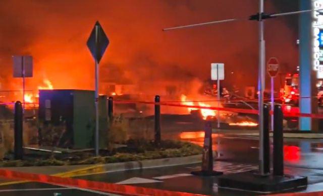 ¡Nueva tragedia! Un avión cae en zona residencial en Filadelfia, se reportan casas quemadas y varios muertos