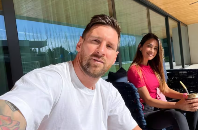 Dos niños llegaron a la casa de Messi y se llevaron la sorpresa de sus vidas: “Cuando veo que aparece la pierna toda tatuada...”