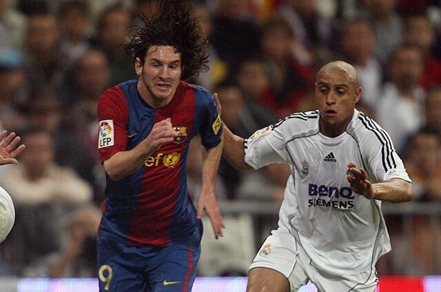 Roberto Carlos marcando a Messi un Clásico Real Madrid-Barcelona de LaLiga.