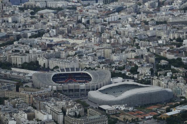 “Este club borrará del mapa al PSG”: el derbi con los estadios más cercanos del mundo; separados por una sola calle