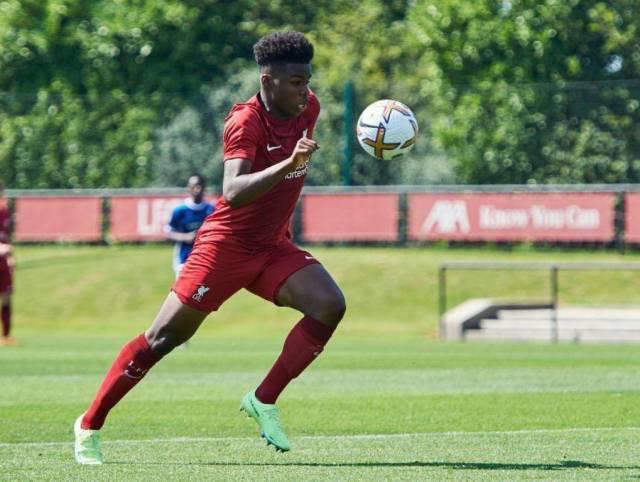 Keyrol Figueroa en República Checa para jugar con la Sub-17 de Estados Unidos acompañado de su padre Maynor