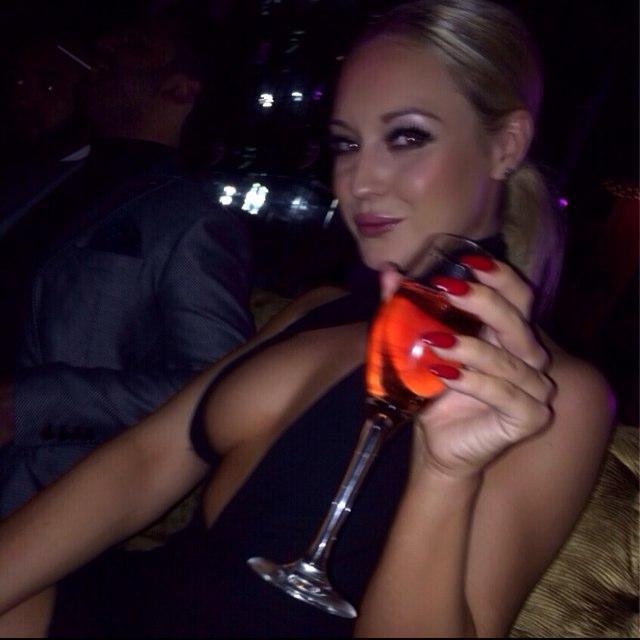 Insólito: le dijo a su bella novia que se iba de vacaciones, pero viajó a Francia para casarse con otra mujer