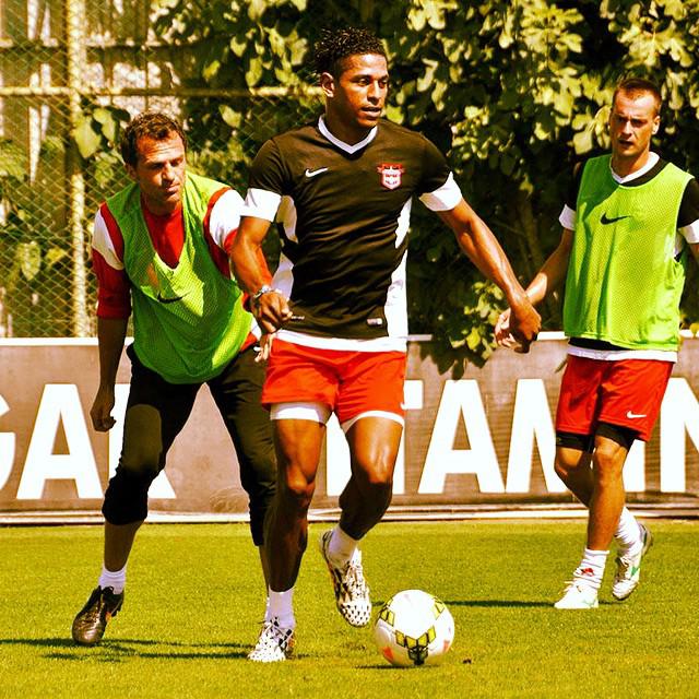 Rigoberto Rivas se suma a un destino exótico: futbolistas hondureños que jugaron en el Medio Oriente