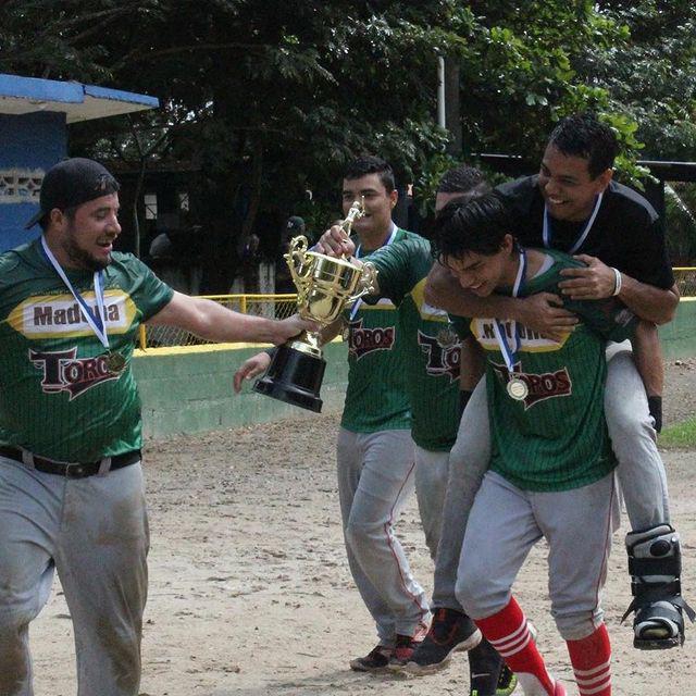Cambio radical: El antes y después de Mauricio Dubón, el primer hondureño en quedar campeón en el Béisbol de las Grandes Ligas
