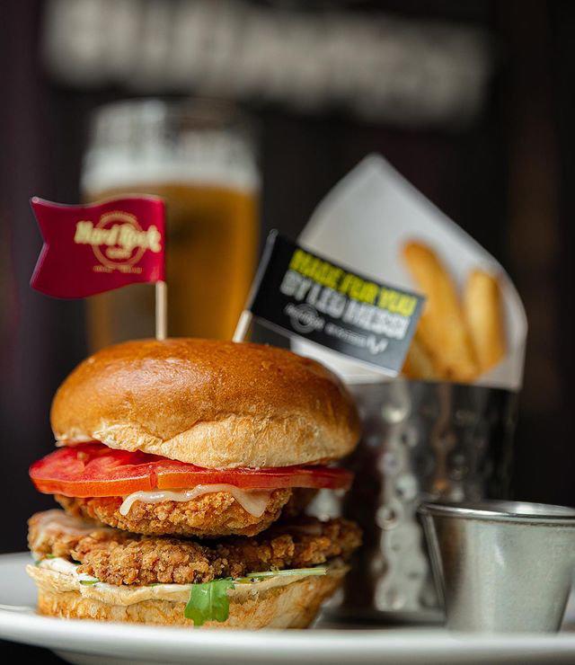 Vestido de cocinero y hasta presentó el menú: Messi sorprende con su nueva faceta de chef en Inter de Miami y los niños no lo podían creer