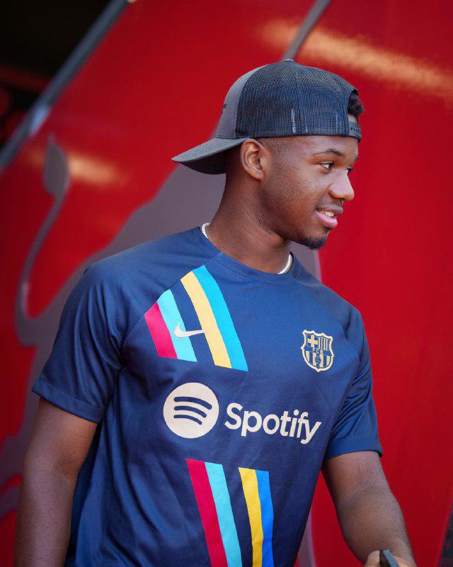 NO SE VIO EN TV: El altercado por la camisa de Piqué, Depay se rehúsa a irse y los hondureños fieles al Barcelona