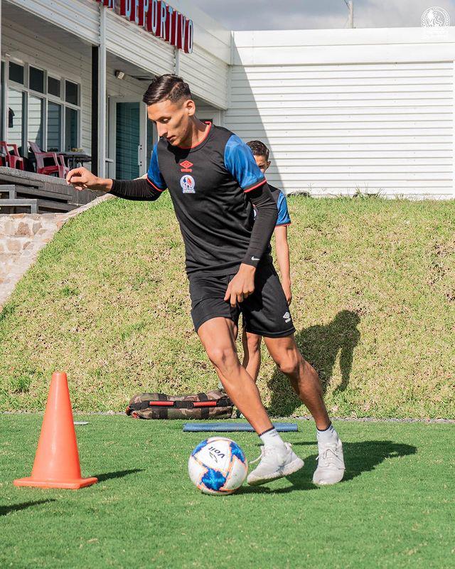 Las visitas especiales de excracks hondureños y Lavallén se pule para debutar: el entreno del Olimpia previo a la fecha 3