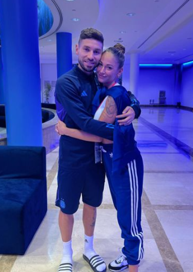 Besos y mucho amor tras sufrida clasificación: jugadores de la selección argentina recibieron a sus esposas en la concentración