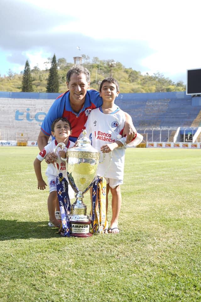 ¡Se casó Pedro Troglio! Las íntimas fotos de la boda del entrenador de Olimpia con Alejandra Alonso
