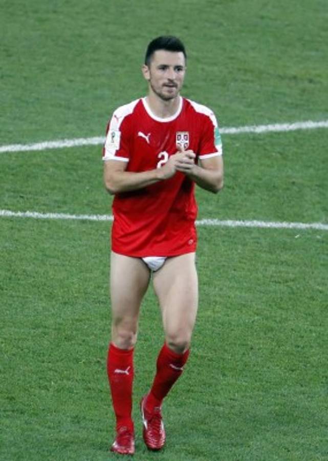 CURIOSO: El show de Neymar, jugador queda 'desnudo' y ¡pelea en las gradas!