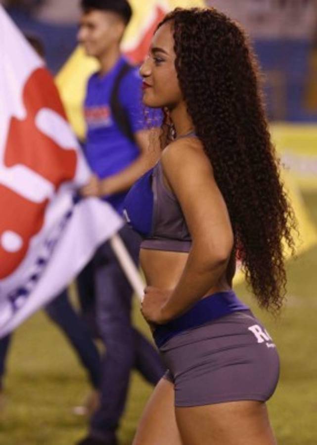 FOTOS: La colocha que paralizó el Olímpico con un atuendo demasiado ajustado