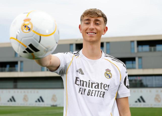Real Madrid presentó a Huijsen: su contrato, el dorsal que eligió y ya es el defensor más caro en la historia del club