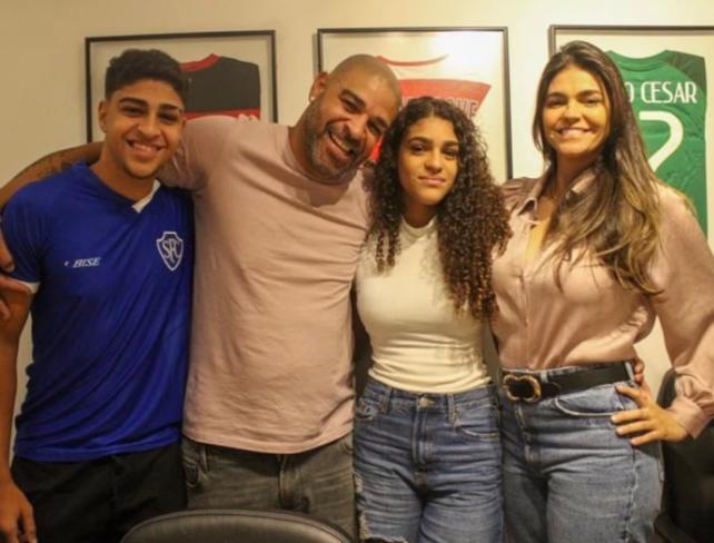 Hijo de Adriano firma su primer contrato en Europa: el club que lo fichó y el increíble parecido con su padre