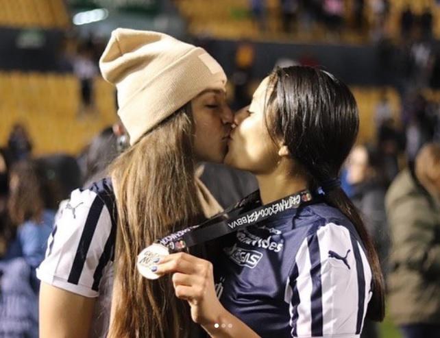 El beso de dos jugadoras tras el título de Monterrey en la Liga MX Femenil; una es futbolista del América