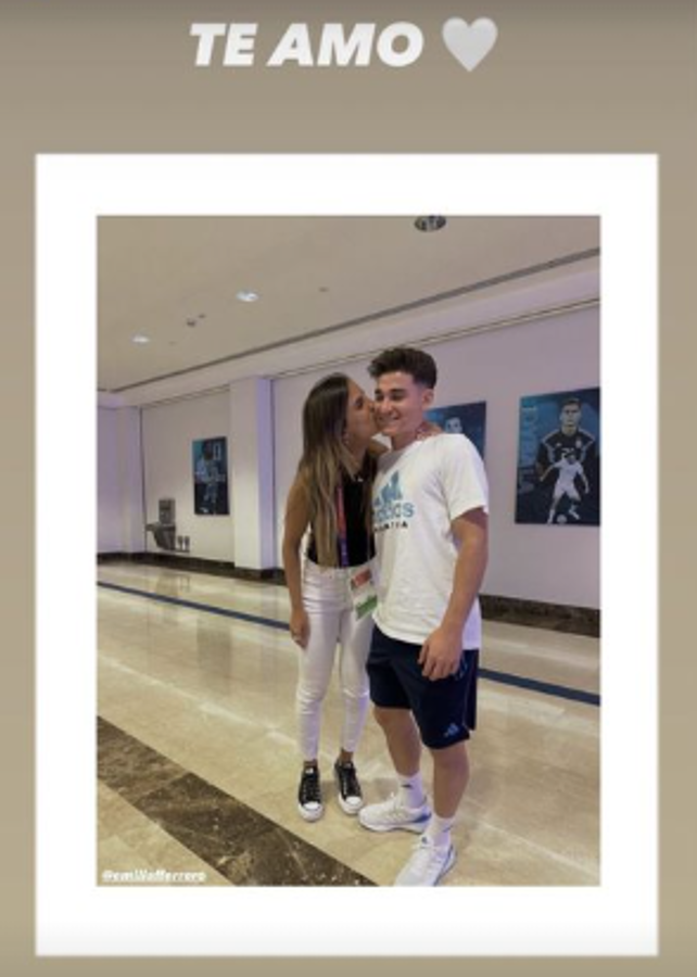 Besos y mucho amor tras sufrida clasificación: jugadores de la selección argentina recibieron a sus esposas en la concentración