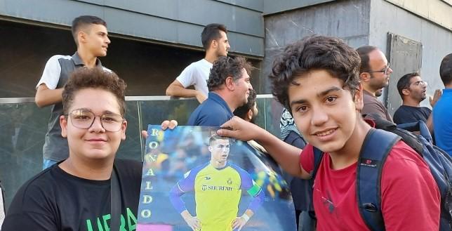 Cristiano Ronaldo causa locura en Irán; la Policía tuvo que intervenir y hasta detenidos se dieron en las afueras del hotel