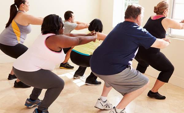 Personas obesas haciendo ejercicios