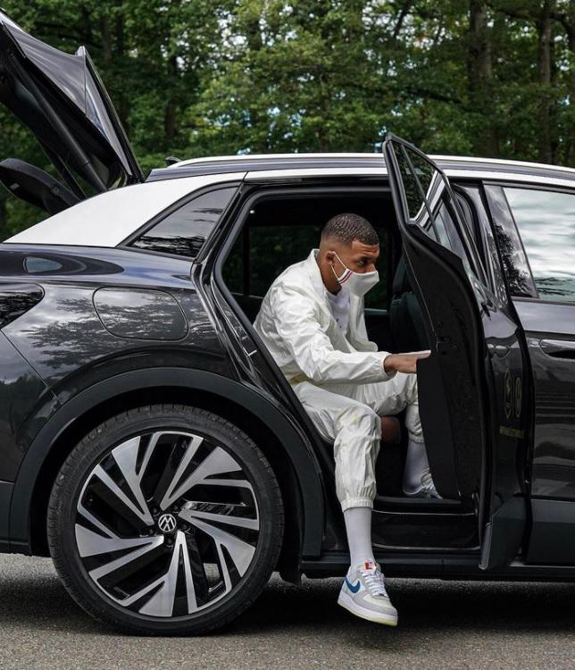El único jugador del PSG que no lo hace: ¿Por qué Kylian Mbappé no conduce sus propios autos de lujo?