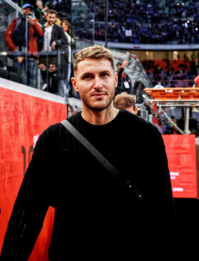 Santi Giménez con Ibrahimovic en el Milan-Inter de la Serie A: el recibimiento para el mexicano