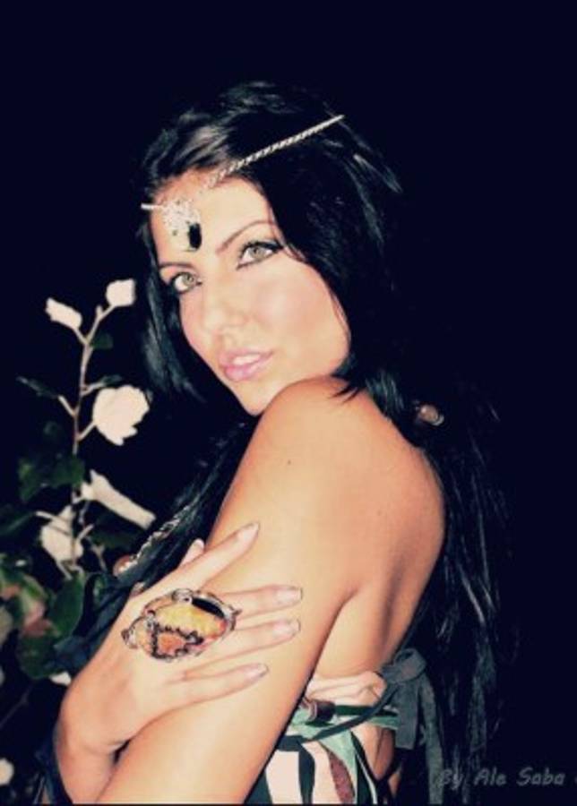 Galería: Modelo italiana promete desnudarse si el Cagliari de David Suazo asciende