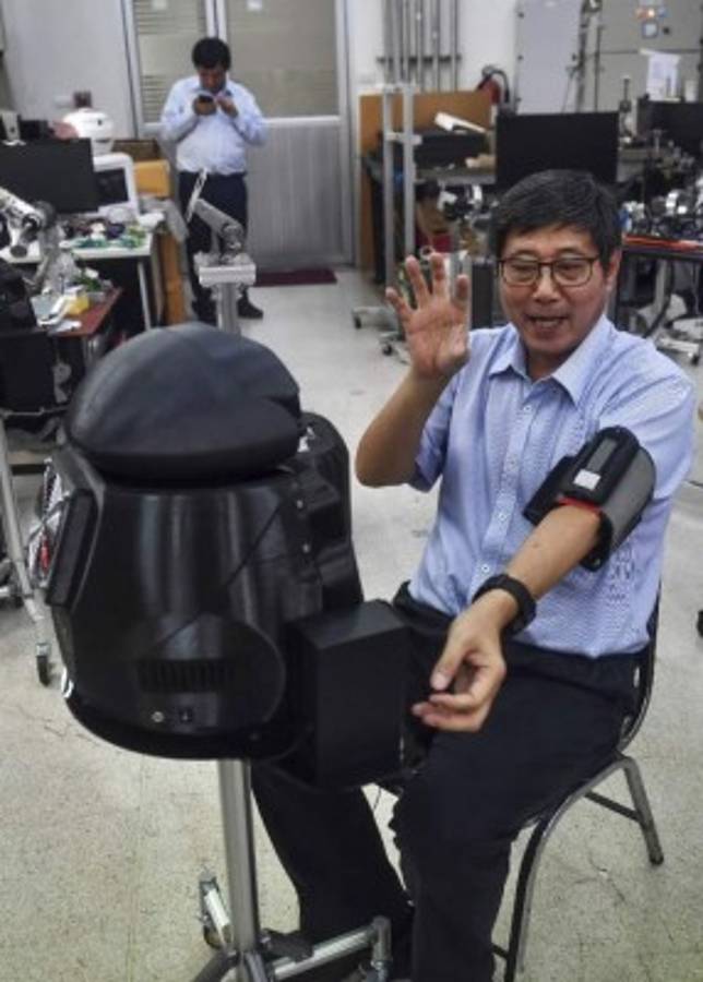 Coronavirus: Tailandia lanza un extraño robot para luchar contra la fatal enfermedad