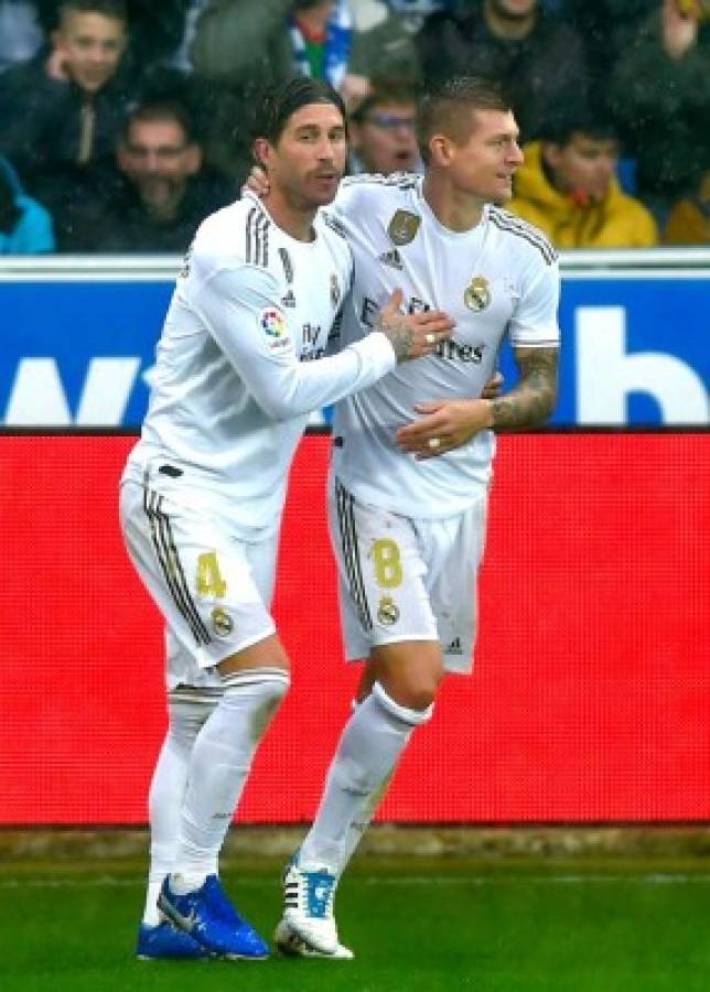 FOTOS: El 'telefonazo' al liderato y el beso de Sergio Ramos a Kroos en el Alavés-Real Madrid