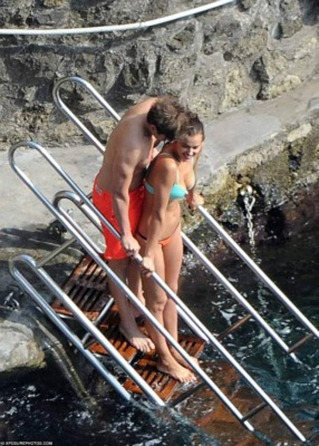 Entre rumores de embarazo, playas y besos, así es la vida de Irina Shayk lejos de Cristiano